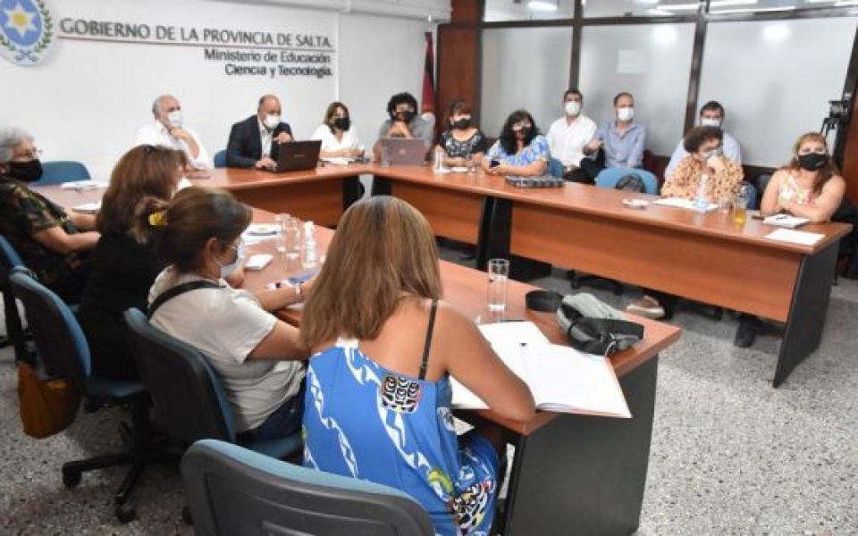La Provincia ofreció un 45% de aumento y los docentes definen si ...