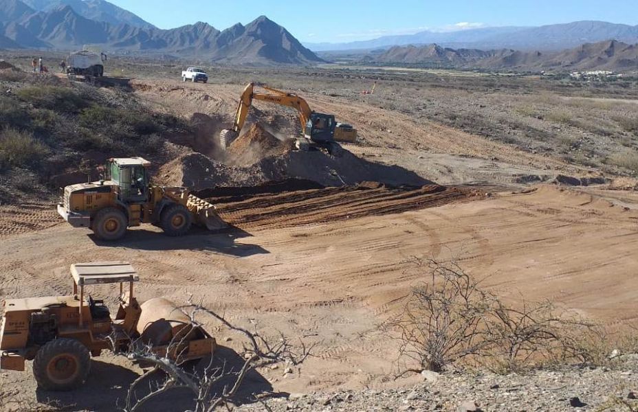 Protestas por la paralización de obras en ruta 40 y el mal estado de la ...