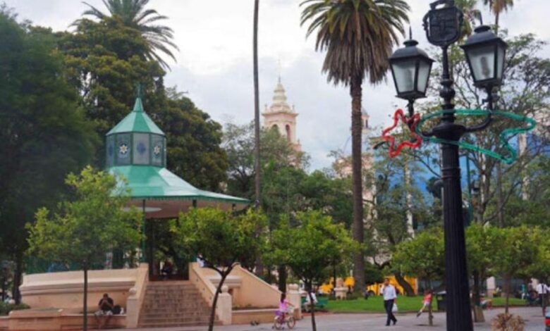 Un rayo impactó en la Plaza 9 de Julio en medio de intensas lluvias
