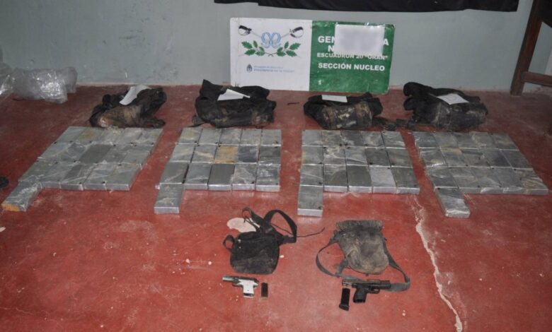 Abandonan 67 kilos de cocaína en Orán, en la margen de la unión de los ríos Pescado y Bermejo. También hallaron dos pistolas y municiones.