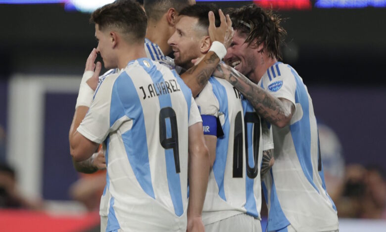 Argentina venció a Canadá con goles de Alvarez y Messi