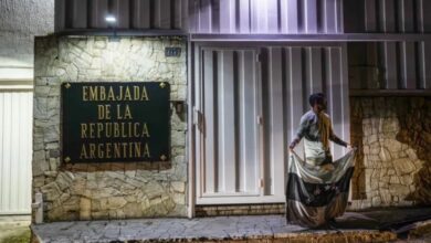 Fuerzas policiales rodean la embajada Argentina en Caracas