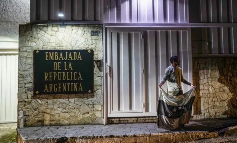 Fuerzas policiales rodean la embajada Argentina en Caracas