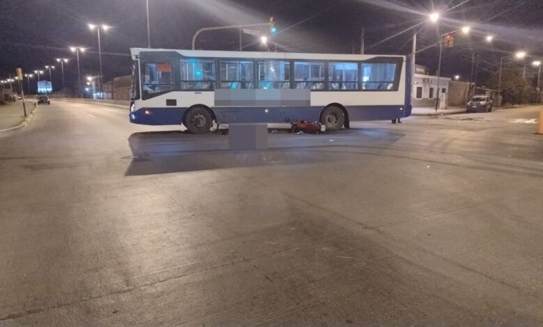 Un motociclista perdió la vida tras chocar con un colectivo