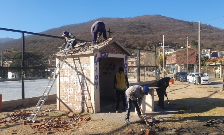 Removieron una gruta en desuso en el barrio Portal de Güemes