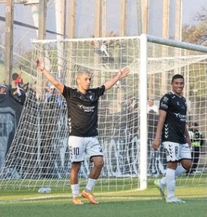 El Cuervo goleó a Sportivo Belgrano y agiganta su ilusión