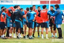 l técnico millonario en plena charla técnica con sus jugadores. (GyT oficial)