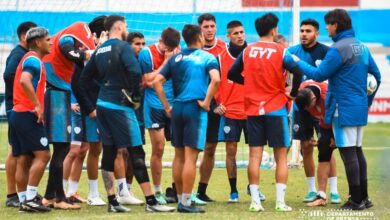 l técnico millonario en plena charla técnica con sus jugadores. (GyT oficial)