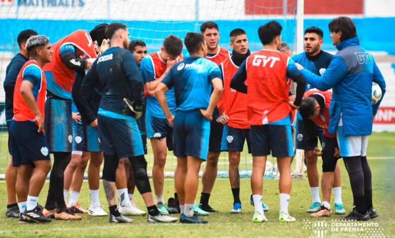 l técnico millonario en plena charla técnica con sus jugadores. (GyT oficial)