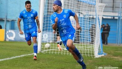 Chaves se une al festejo de Attis, el autor del gol de la victoria millonaria en Río Cuarto.