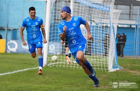 Chaves se une al festejo de Attis, el autor del gol de la victoria millonaria en Río Cuarto.