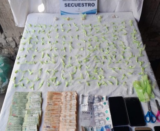 Mientras cumplía arresto domiciliario comercializaba estupefacientes