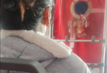 La mujer viajando en colectivo