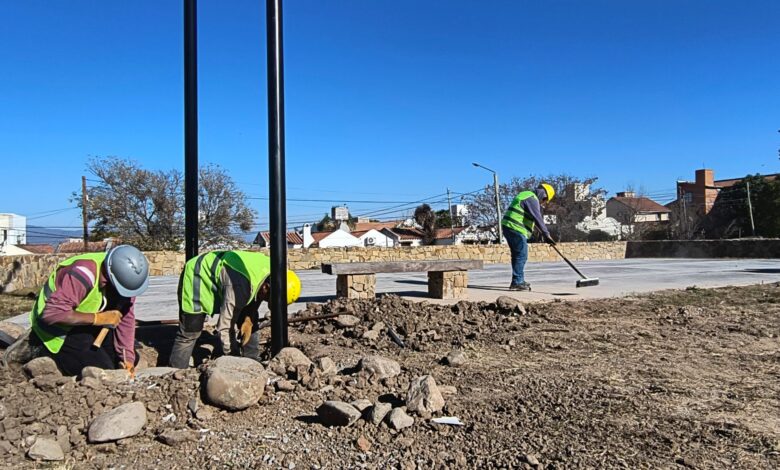 Continúan con la construcción de una plaza en las Leñas 2