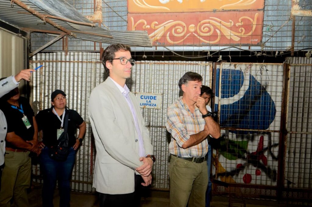 Juan José Ortega en el lugar durante la demolición.