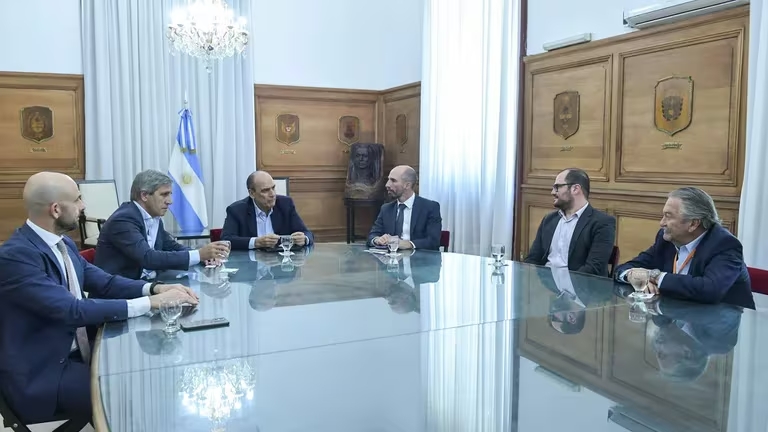 Luis Caputo, Guillermo Francos y Franco Mogetta reunidos con representantes de GOL