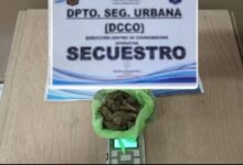 Detuvieron a dos jóvenes por transportar 200 dosis de marihuana