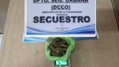 Detuvieron a dos jóvenes por transportar 200 dosis de marihuana