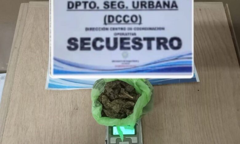 Detuvieron a dos jóvenes por transportar 200 dosis de marihuana