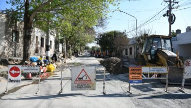 Ejecutan arreglos de calzada en calle Coronel Suárez al 600