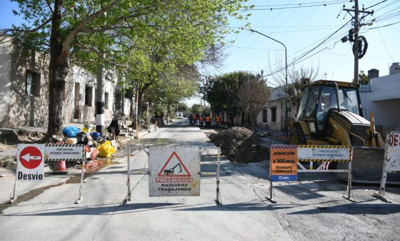 Ejecutan arreglos de calzada en calle Coronel Suárez al 600