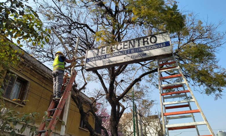 Retiraron siete carteles en desuso en Av. Sarmiento