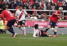 Pisotón y expulsión. Ni jugando con uno más River pudo vencer al Rojo. (TyC)