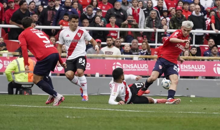 Pisotón y expulsión. Ni jugando con uno más River pudo vencer al Rojo. (TyC)