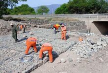 Ejecutan obras para la puesta en funcionamiento de una represa reguladora