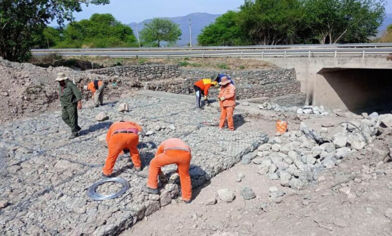 Ejecutan obras para la puesta en funcionamiento de una represa reguladora