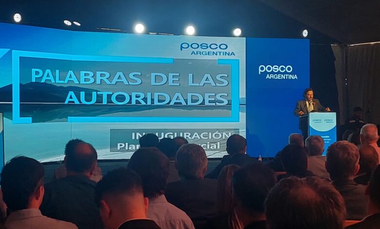 El gobernador Gustavo Sáenz en la inauguración de la planta.