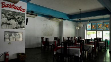 La imagen de un restaurant de La Habana sin electricidad (REUTERS/Norlys Perez)