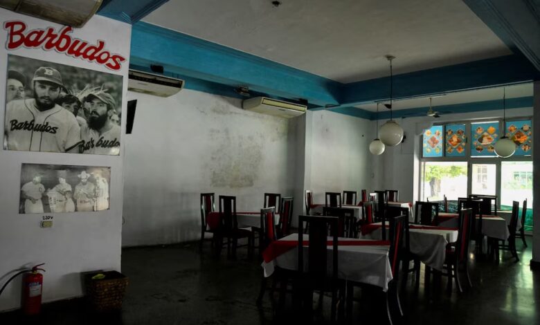 La imagen de un restaurant de La Habana sin electricidad (REUTERS/Norlys Perez)