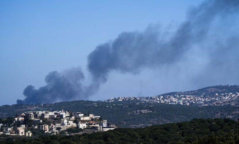 El humo se eleva desde el sur del Líbano tras ataques israelíes (REUTERS/Ayal Margolin)