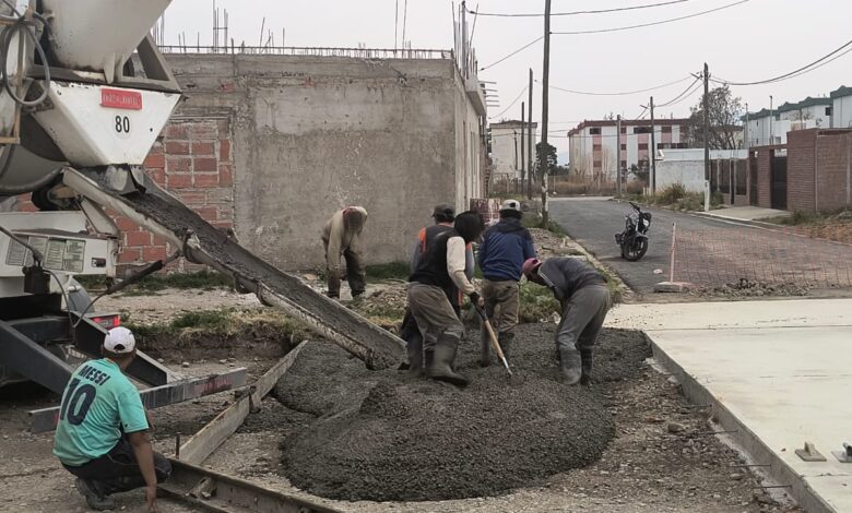 Continúan las obras de hormigonado en el barrio Los Ceibos