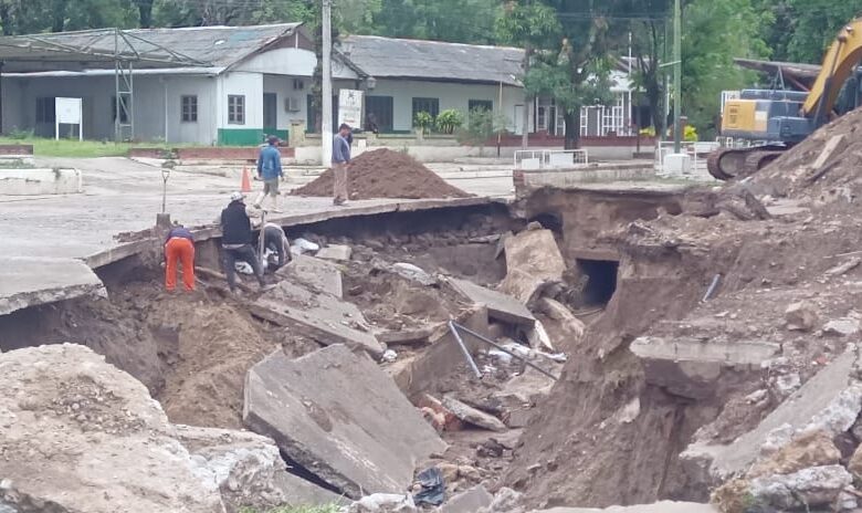 Canal pluvial hundido en Mosconi.