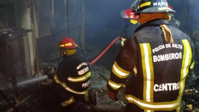 Tareas de bomberos en el lugar.