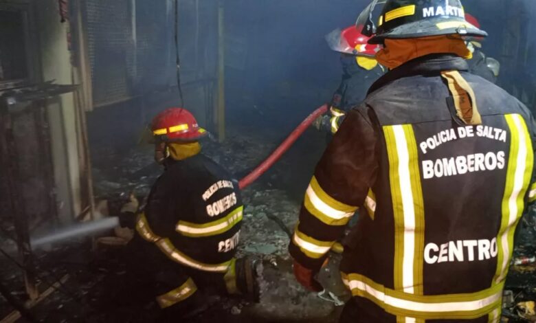 Tareas de bomberos en el lugar.