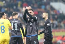L,os futbolistas de Kosovo realizaron gestos haciendo alusión al águila bicéfala (Crédito: X @Emishor)
