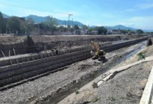 Trabajan en el armado de gaviones y muros en el canal Yrigoyen