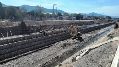 Trabajan en el armado de gaviones y muros en el canal Yrigoyen