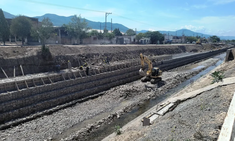 Trabajan en el armado de gaviones y muros en el canal Yrigoyen