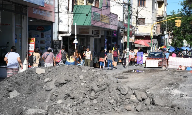 Trabajan en la reconstrucción de dársenas de colectivos en Av. San Martín