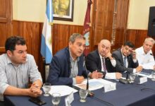 El ministro Mangione con senadores.