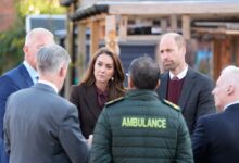 Guillermo y Kate hablan con miembros de los servicios de emergencia durante una visita al Centro Comunitario de Southport. (Danny Lawson, Pool Photo vía AP)