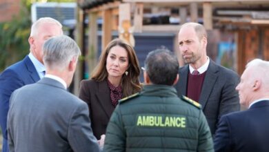 Guillermo y Kate hablan con miembros de los servicios de emergencia durante una visita al Centro Comunitario de Southport. (Danny Lawson, Pool Photo vía AP)