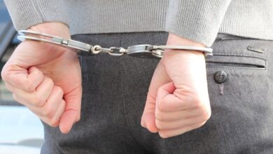 Un policía detenido por la muerte de un hombre