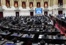 El bloque de La Libertad Avanza (LLA) en la Cámara de Diputados se centra en proyectos clave, como la ley antibarras y la reforma sobre la edad de imputabilidad, mientras busca reducir tensiones internas.
