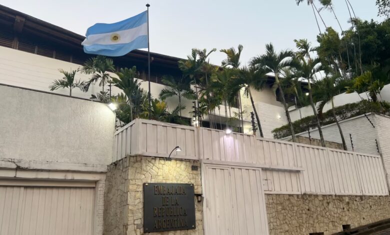 Embajada de Argentina en Caracas bajo asedio: crisis humanitaria y tensión diplomática