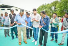 El intendente Franco Hernández Berni, junto a los vecinos de Pacará, inaugura el primer playón deportivo de la localidad.